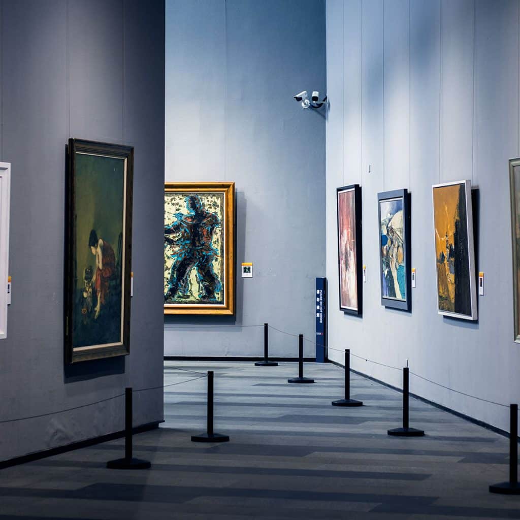 Hington Klarsey: Art Exposition with paintings on wall
