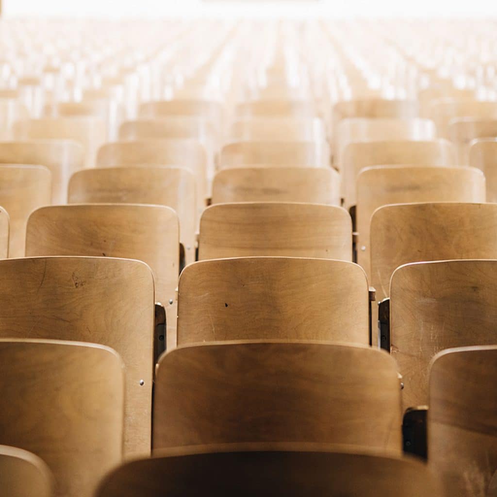 Hington Klarsey: empty seats in a college class